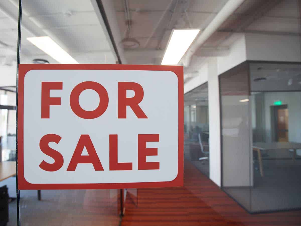 A for sale sign in a business window for selling a business checklist article